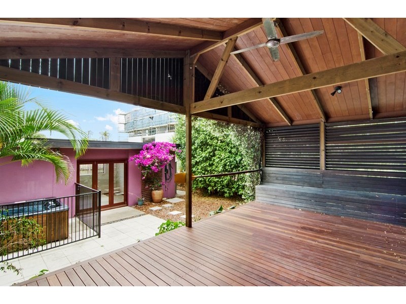 8 Fourth Avenue, Palm Beach QLD 4221