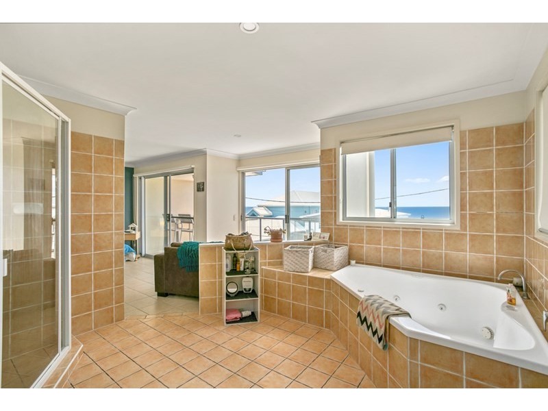 2/102 Jefferson Lane, Palm Beach QLD 4221