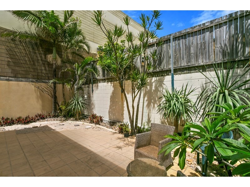 2/102 Jefferson Lane, Palm Beach QLD 4221