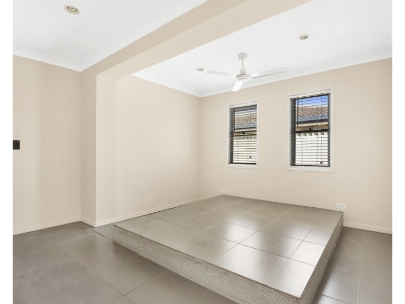 15 Holbrook Way, Elanora QLD 4221