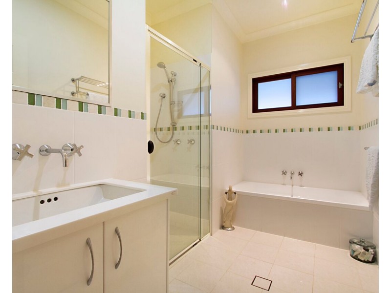 4 Nyoka Court, Elanora QLD 4221