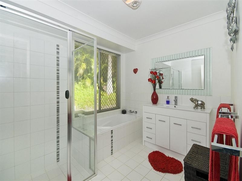 6 Kalamunda Close, Elanora QLD 4221