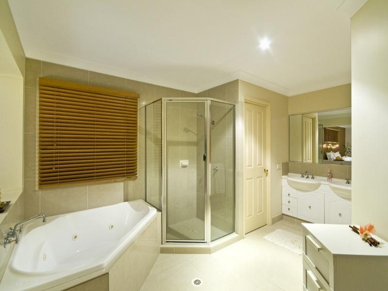 10 Northlakes Drive, Elanora QLD 4221