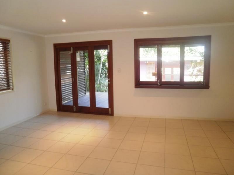 8 Fourth Avenue, Palm Beach QLD 4221