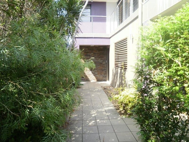 8 Fourth Avenue, Palm Beach QLD 4221