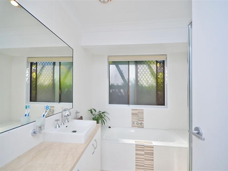 16 Fatsia Court, Elanora QLD 4221