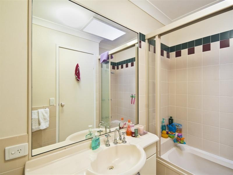 2/283 Nineteenth Avenue, Elanora QLD 4221