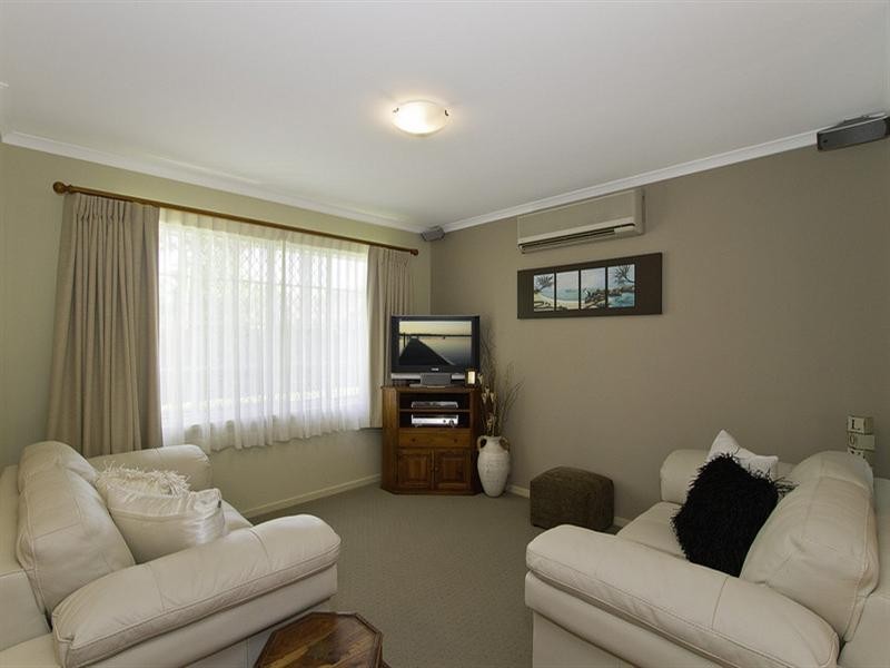 19a Oasis Cresent, Elanora QLD 4221