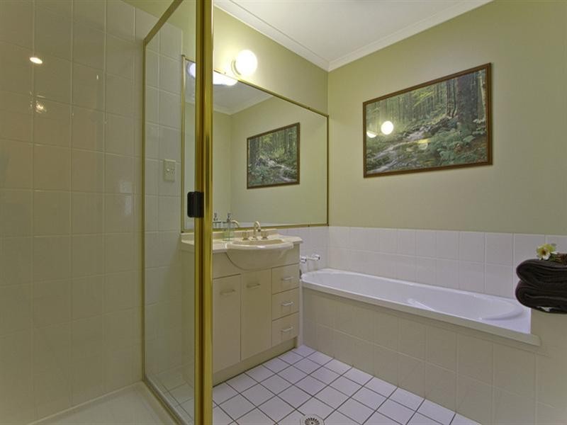 19a Oasis Cresent, Elanora QLD 4221