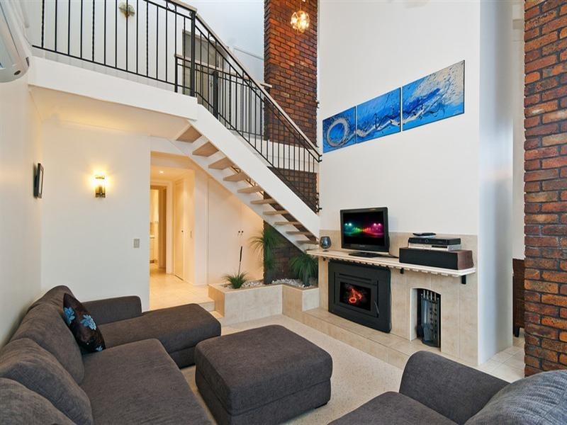 1 Chestnut Street, Elanora QLD 4221