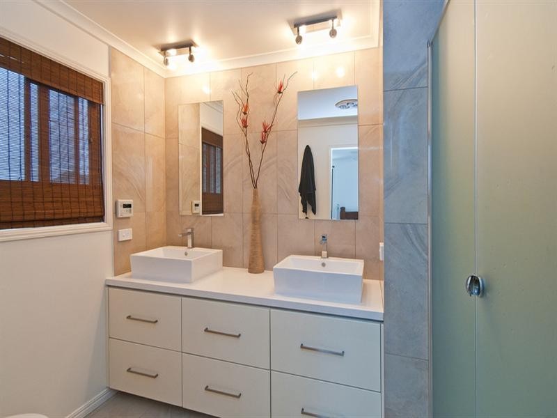 1 Chestnut Street, Elanora QLD 4221