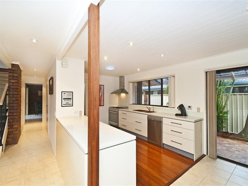 1 Chestnut Street, Elanora QLD 4221