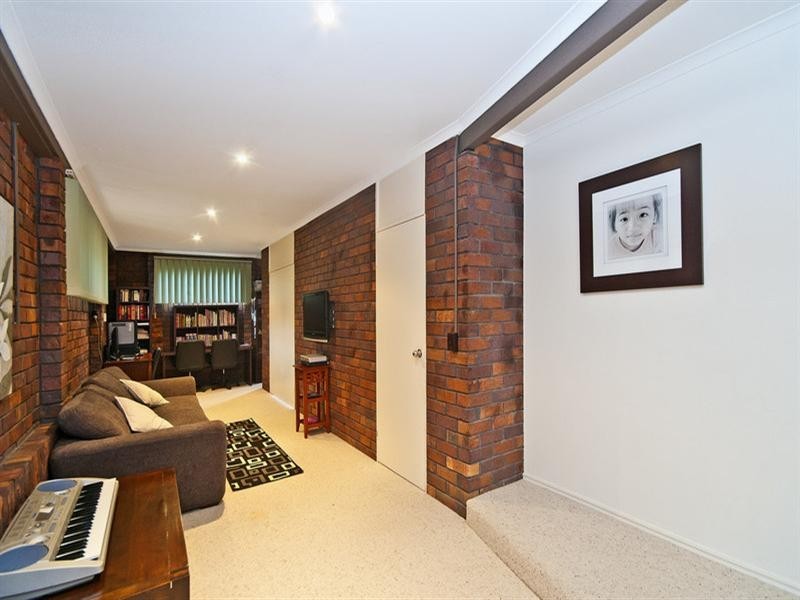 1 Chestnut Street, Elanora QLD 4221