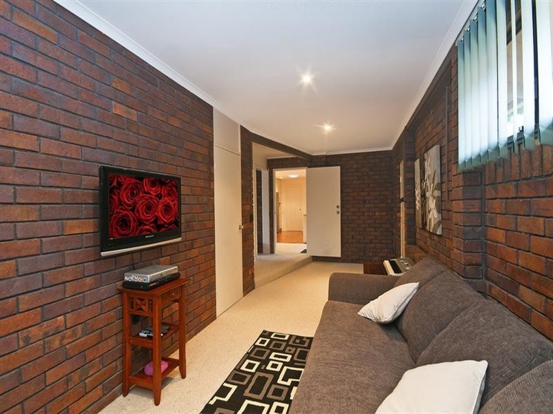 1 Chestnut Street, Elanora QLD 4221