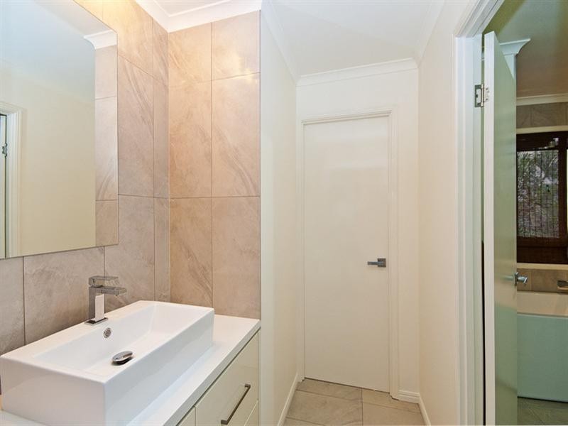 1 Chestnut Street, Elanora QLD 4221