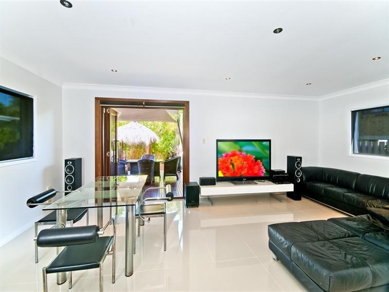 2/10 Fourteenth Avenue, Palm Beach QLD 4221