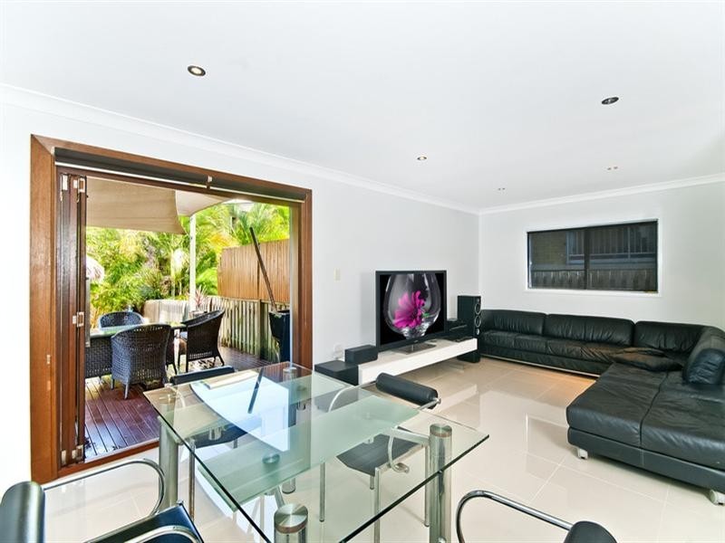 2/10 Fourteenth Avenue, Palm Beach QLD 4221