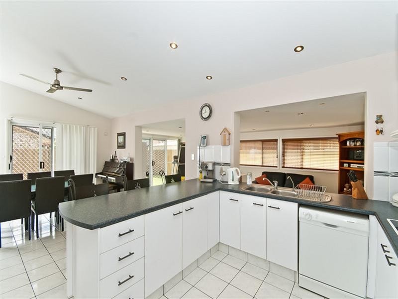 8 Hydrilla Court, Elanora QLD 4221