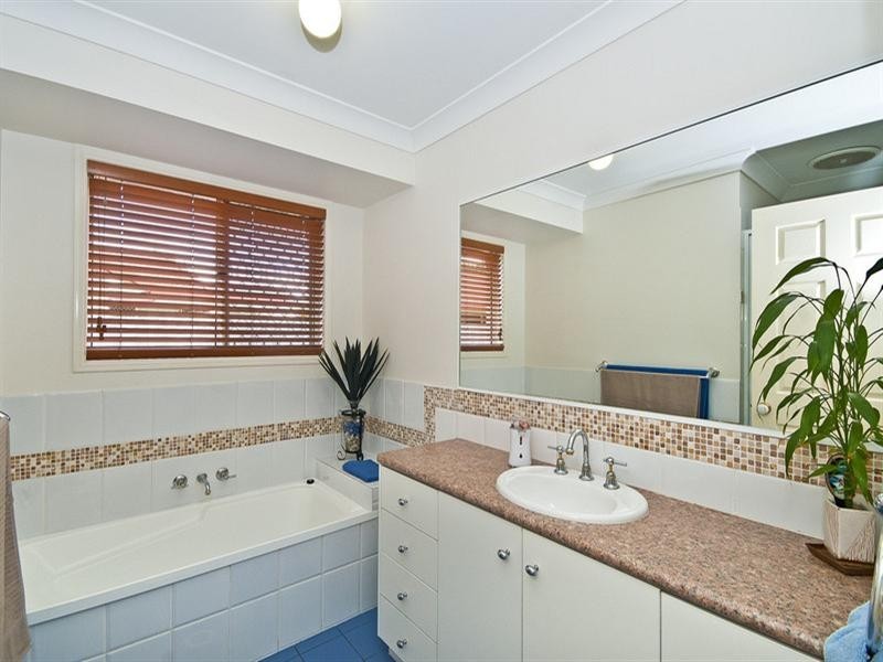 8 Hydrilla Court, Elanora QLD 4221