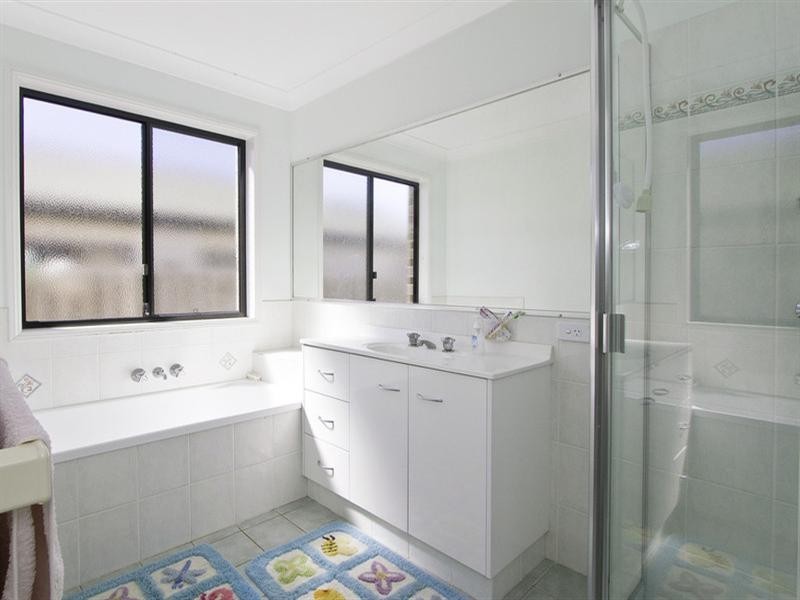 15 Hibertia Avenue, Elanora QLD 4221