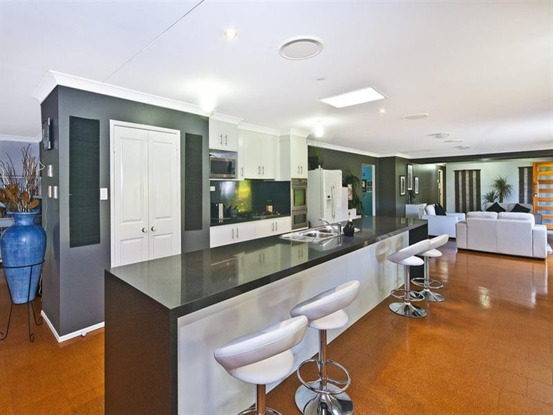 8 Mavista Grove, Elanora QLD 4221