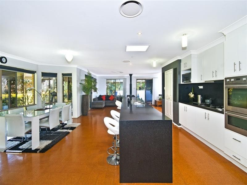 8 Mavista Grove, Elanora QLD 4221