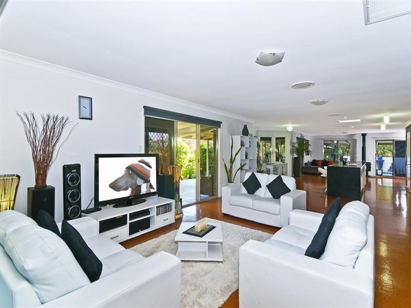 8 Mavista Grove, Elanora QLD 4221