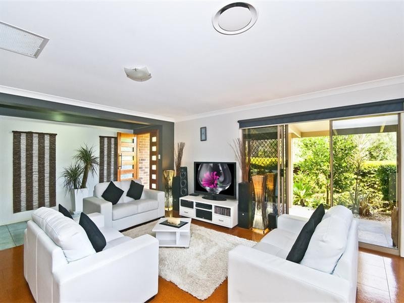 8 Mavista Grove, Elanora QLD 4221