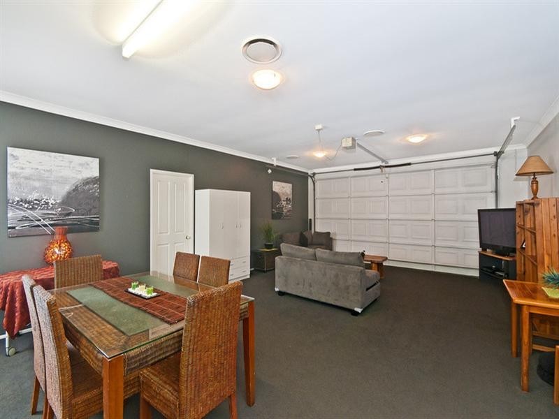 8 Mavista Grove, Elanora QLD 4221