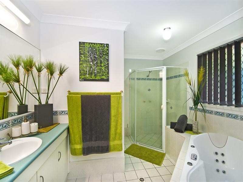 8 Mavista Grove, Elanora QLD 4221
