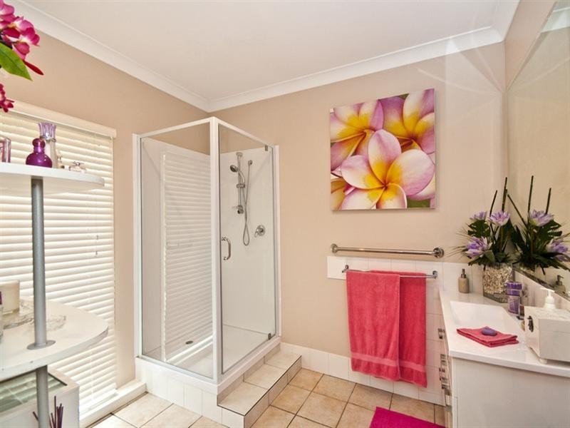 8 Mavista Grove, Elanora QLD 4221