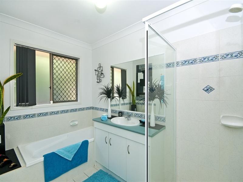 8 Mavista Grove, Elanora QLD 4221