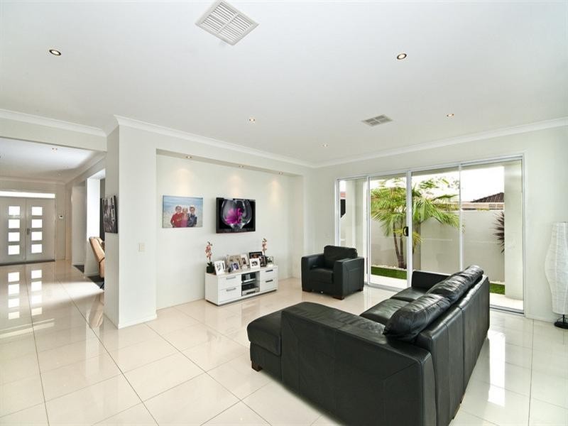 180 Mallawa Drive, Palm Beach QLD 4221