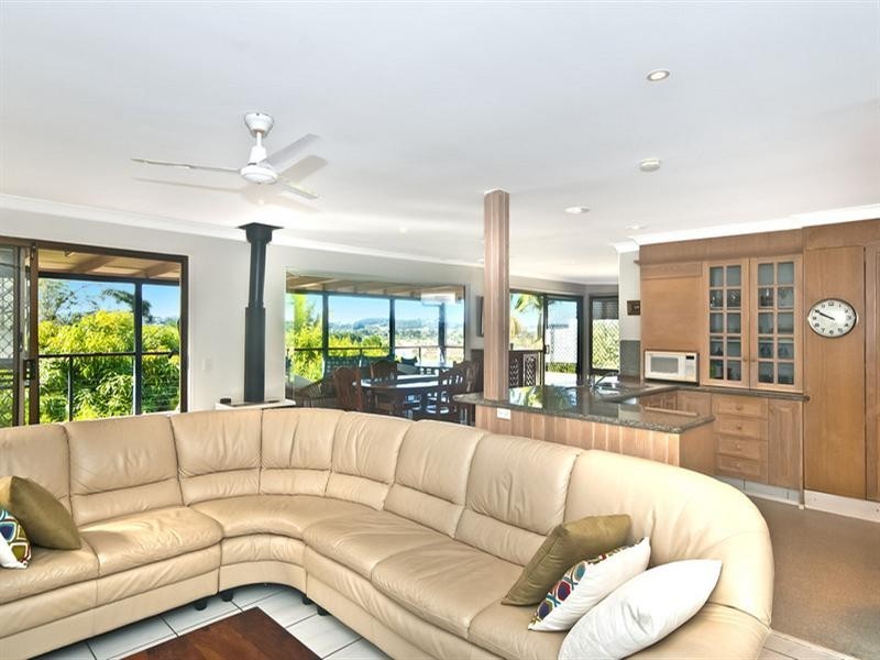 8 Doubleview Drive, Elanora QLD 4221