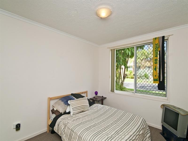 2/5 Rolan Court, Palm Beach QLD 4221