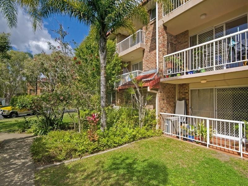 2/5 Rolan Court, Palm Beach QLD 4221