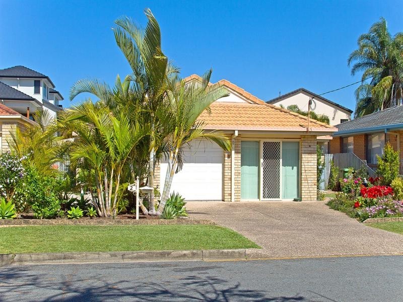 2/4 Morotai Avenue, Palm Beach QLD 4221