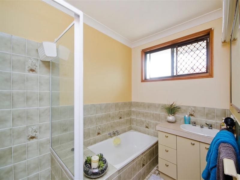 5 Foreshore Close, Elanora QLD 4221