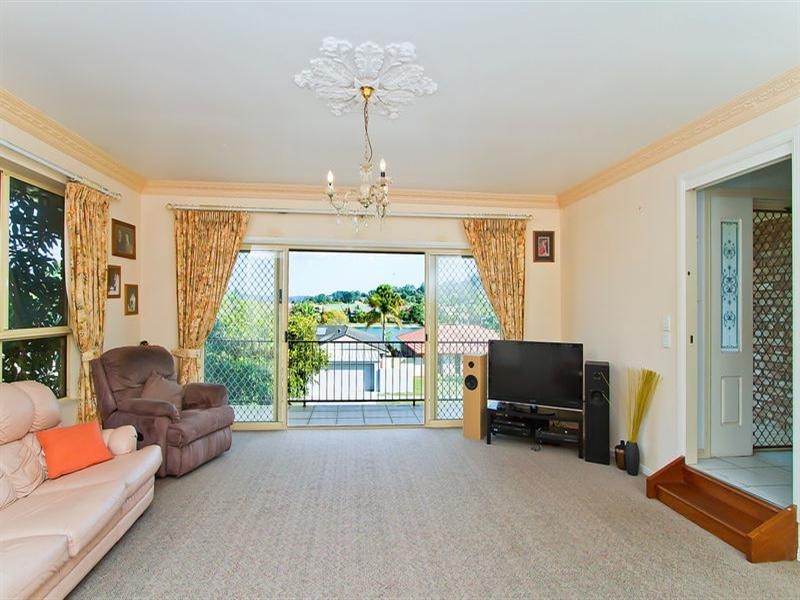 102 Murtha Drive, Elanora QLD 4221