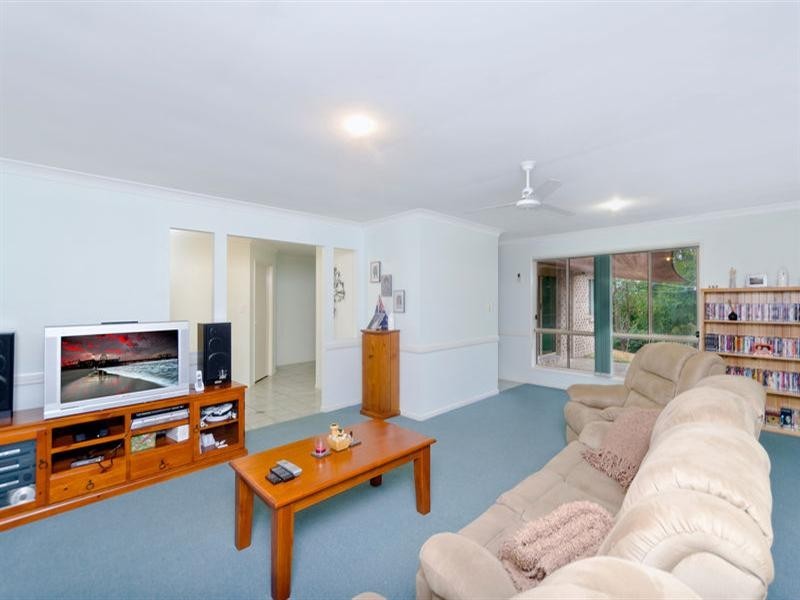 27 Hibertia Avenue, Elanora QLD 4221