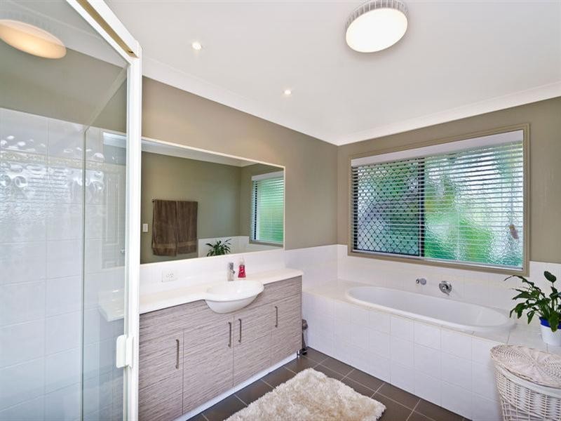 16 Chestnut Street, Elanora QLD 4221