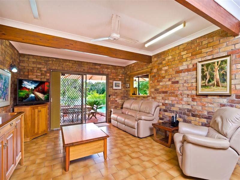 16 Kingfish Court, Palm Beach QLD 4221