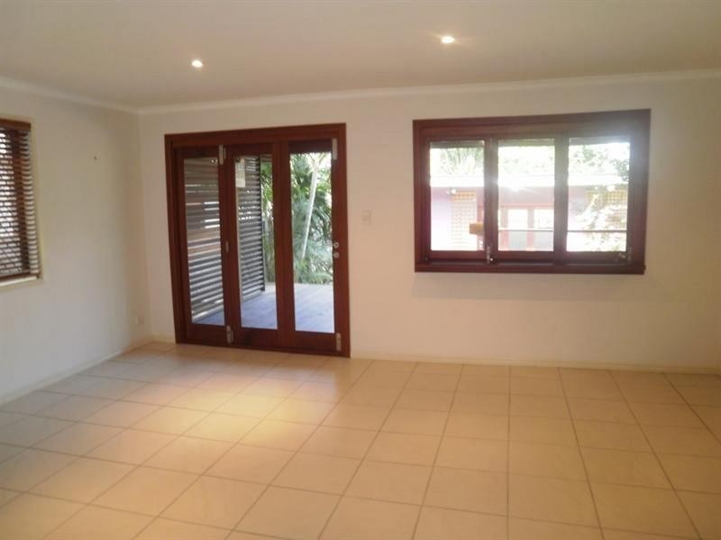8 Fourth Avenue, Palm Beach QLD 4221