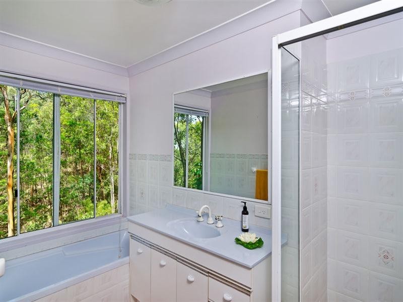 13 Cheshire Grove, Elanora QLD 4221