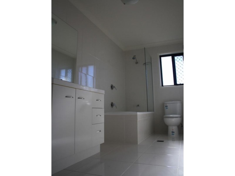 5 Rise Circuit, Pacific Pines QLD 4211