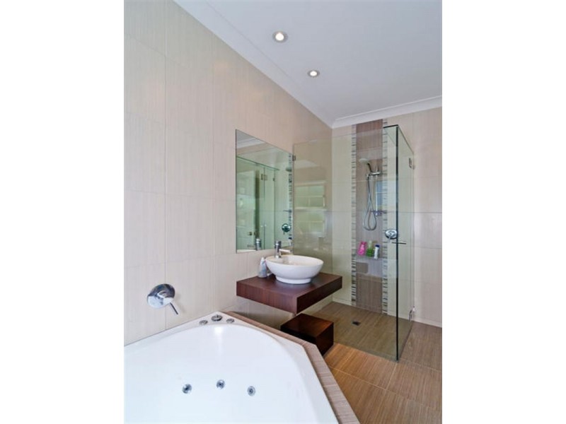 8 Raleigh Terrace, Currumbin Waters QLD 4223