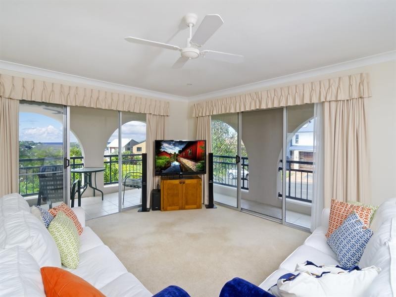 25 Seaview Parade, Elanora QLD 4221