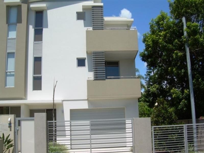 2/8 Twenty Seventh Avenue, Palm Beach QLD 4221