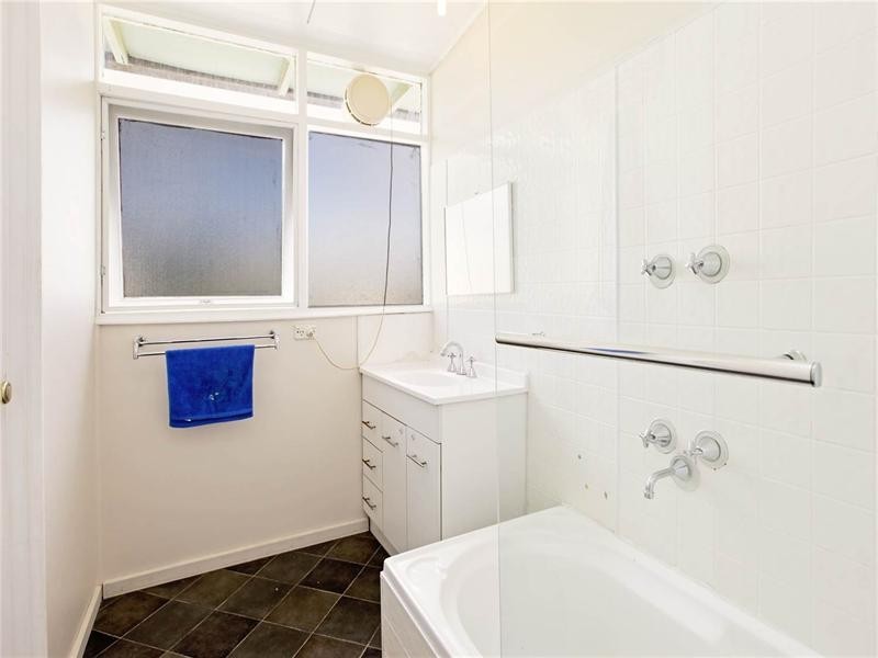 4 Tucker Street, Breakwater VIC 3219