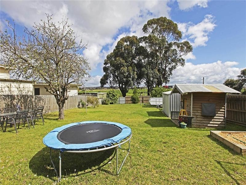 4 Tucker Street, Breakwater VIC 3219